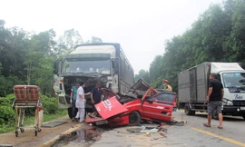 Ô tô con mất lái đâm xe tải, gia đình 4 người thương vong