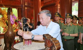 Đại tướng Tô Lâm dâng hoa, dâng hương tưởng niệm Chủ tịch Hồ Chí Minh