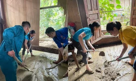Thầy, cô nơi ‘ốc đảo’ tất bật dọn dẹp trường lớp sau lũ