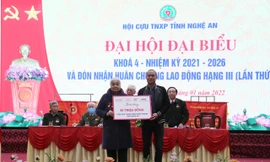 Nhà tài trợ, báo Tiền Phong trao quà cho Hội cựu thanh niên xung phong Nghệ An
