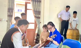 Lớp học nhạc cụ dân tộc truyền cảm hứng cho giới trẻ