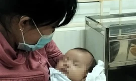 Bé trai bị bỏ rơi trong đêm lạnh kèm lá thư 'mẹ lỡ duyên'