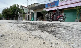 Đường tiền tỉ ở TP Vinh vừa làm xong đã chi chít ổ gà rình rập