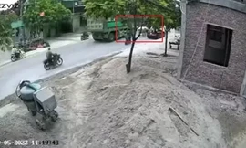 Mở cửa ô tô không quan sát làm phụ nữ đi xe đạp điện phía sau gặp nạn tử vong