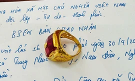 Nhặt được nhẫn vàng gắn đá quý trong túi rác