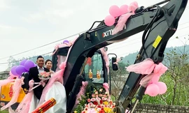 Màn rước dâu bằng máy xúc độc lạ gây bão mạng của chú rể Nghệ An
