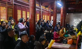 Hàng nghìn người chiêm bái Đền Ông Hoàng Mười ngày Mùng 1 Tết