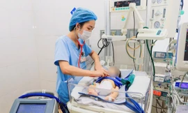 Cứu bé gái sơ sinh suy hô hấp bằng phương pháp 'ngủ đông'