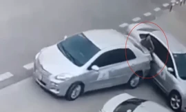 Khoảnh khắc người phụ nữ bị học viên xe tập lái lùi đâm bị thương