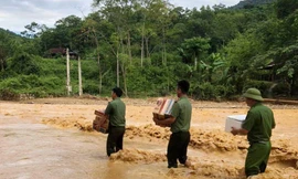 Băng qua nước lũ mang nhu yếu phẩm tiếp sức người dân miền núi Nghệ An bị cô lập
