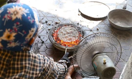 Phụ nữ làng nghề ‘canh’ bánh đa bên những chậu than đỏ rực 