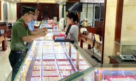 Phát hiện một tiệm vàng bán trang sức giả mạo thương hiệu Chanel 