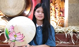 Hào hứng trải nghiệm làm nón lá dành tặng bà, mẹ ngày 8/3