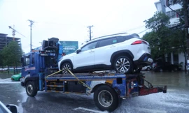 Mưa lớn gây ngập sâu, ô tô chết máy la liệt ở thành Vinh