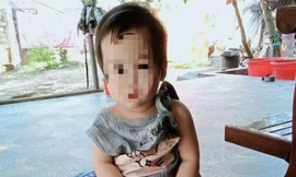 Xót xa bé gái 1 tuổi bị bỏ rơi bên đường kèm lời nhắn nhờ nuôi hộ