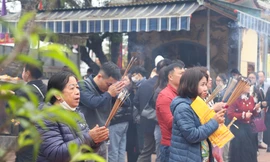 Ngôi đền linh thiêng bậc nhất xứ Nghệ chật kín người sáng mồng 1 Tết