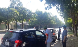 Lực lượng phường Cửa Nam, TP Vinh, Nghệ An kiểm tra người và phương tiện trong thời gian thực hiện giãn cách xã hội.