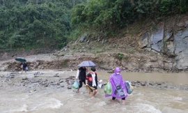 Thầy cô lội suối gieo chữ trong cái lạnh 'cắt da, cắt thịt'