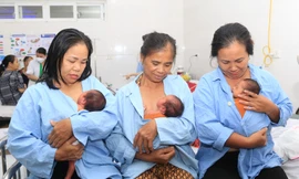 Hai sản phụ mang tam thai tự nhiên 'vượt cạn' thành công sinh 6 bé gái