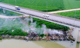 Rác thải tràn ngập dưới chân cầu hơn 900 tỷ đồng