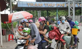 Người lao động tại nhiều tỉnh thành phía Nam rời phố về quê tránh dịch do mất việc làm. Ảnh những người về quê bằng xe máy mấy ngày qua.