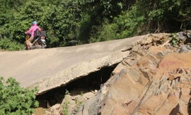 Đường độc đạo vào xã sạt lở nghiêm trọng, hàng trăm hộ dân ở Nghệ An nguy cơ bị cô lập