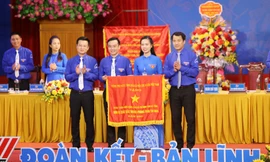Đoàn TNCS Hồ Chí Minh tỉnh Hà Tĩnh nhận cờ thi đua của Thủ tướng Chính phủ 