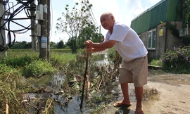 Người dân khốn khổ vì đường ống nước thải vỡ, 'chỉ 3 ngày là xử lý xong' nhưng vướng mắc ở đâu?