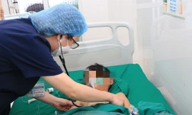 Huy động máu cứu hai trẻ nhỏ trong vụ nổ kinh hoàng ở gara ô tô