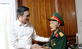 Thăm, tặng quà các ‘nhân chứng sống’ chiến dịch Điện Biên Phủ