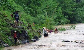 Đi vớt củi, hai bố con bị nước lũ cuốn tử vong