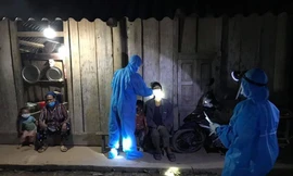 Soi đèn “bắt” COVID-19 ở bản vùng cao Nghệ An