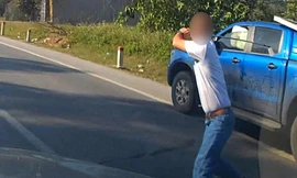 Làm rõ thông tin tài xế ô tô cầm gậy golf lao ra giữa đường dằn mặt đối thủ