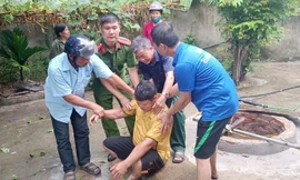 Thợ đào giếng bị ngạt khí ngất xỉu dưới giếng sâu 13m