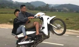 Bốc đầu xe máy, hai ‘quái xế’ bị phạt gần 11 triệu đồng