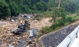 Lật xe chở keo, tài xế tử vong, 2 người khác nguy kịch