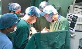 Tường bất ngờ đổ sập đè lên bé trai 8 tuổi ở Nghệ An