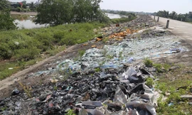 Bờ đê sông Bùng thành nơi tập kết rác thải, người dân lo bùng dịch bệnh 