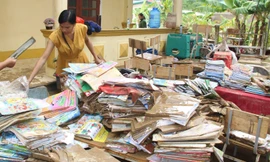 Sau lũ, giáo viên cào bùn nhão nhoẹt tìm sách vở cho trò