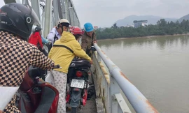 Để lại xe máy điện, cặp sách trên cầu, nam sinh 16 tuổi gieo mình xuống sông Lam