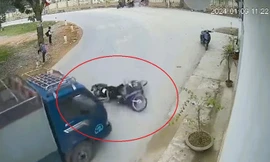 Clip: Thót tim cảnh 2 học sinh thoát chết thần kỳ trước bánh xe tải