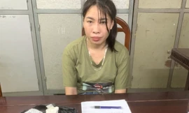 Người phụ nữ vừa bước xuống xe khách liền bị cảnh sát ập vào bắt giữ