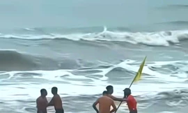 Kiểm điểm nhân viên bảo vệ cầm cờ lao xuống biển ngăn du khách tắm lúc sóng to gió lớn
