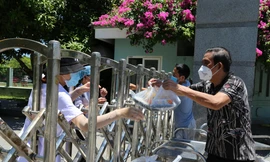 Ông chủ nhà hàng làm shipper, nấu cơm 'tiếp sức' cho lực lượng tuyến đầu chống dịch