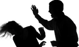 Dùng dụng cụ hốt rác đánh vợ, chồng bị phạt 15 triệu đồng