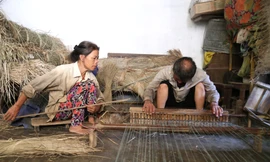 Đôi vợ chồng gần 40 năm thủy chung với nghề dệt chiếu cói thủ công