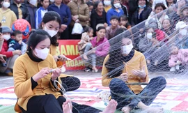 Hàng nghìn người thích thú xem đan lưới, nướng cá trích ở Lễ hội đền Cờn