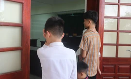 Xót thương hình ảnh những đứa trẻ khóc gọi tên cha ở chốn pháp đình