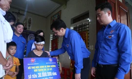 Bí thư T.Ư Đoàn Ngô Văn Cương thăm, tặng quà 3 học sinh có bố mẹ bị nước lũ cuốn trôi 