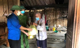 Chàng trai băng rừng lội suối vào tâm dịch, đều đặn mang cơm cho vợ chồng cụ ông trăm tuổi